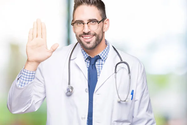 Pohledný Mladý Lékař Muž Nad Izolované Pozadí Waiving Rčení Hello — Stock fotografie