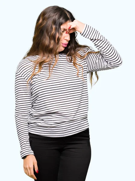 Junge Schöne Frau Streifen Pullover Müde Reiben Nase Und Augen — Stockfoto