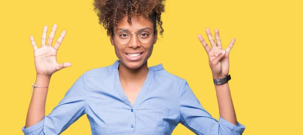 Linda Jovem Mulher Negócios Afro Americana Sobre Fundo Isolado Mostrando — Fotografia de Stock