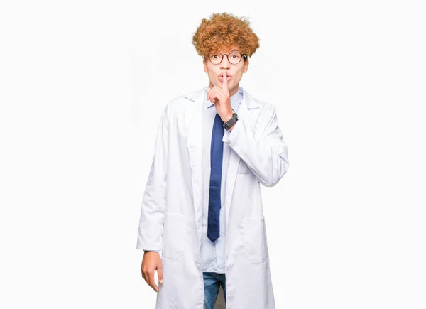 Mladý Pohledný Vědec Který Nosí Brýle Prosí Aby Byl Zticha — Stock fotografie