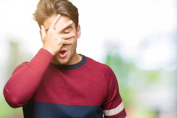 Joven Hombre Guapo Sobre Fondo Aislado Asomándose Shock Cubriendo Cara —  Fotos de Stock