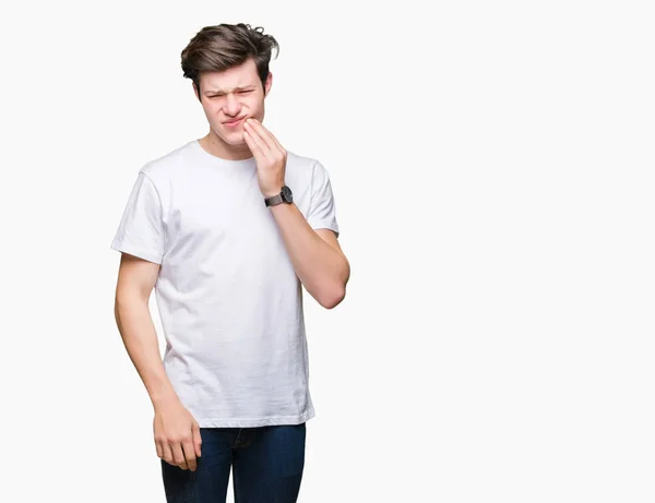 歯痛や歯の歯科病気のため痛みを伴う式で手で口に触れて分離の背景にカジュアルな白い シャツを着ての若いハンサムな男 歯医者コンセプト — ストック写真