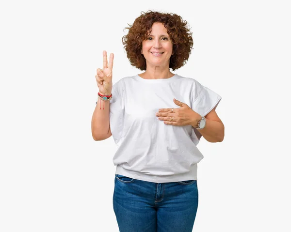 分離で白い シャツを着て美しい中間エイガー年配の女性は胸と指で手 Swearing をバック グラウンドの約束 忠誠の宣誓を作る — ストック写真