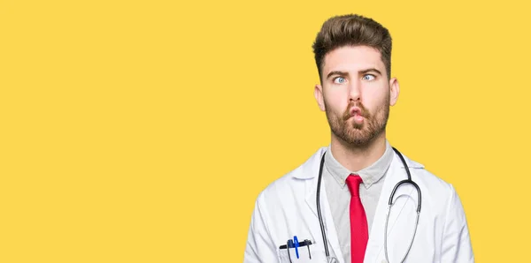 Tıbbi Giyen Genç Yakışıklı Doktor Adam Dudaklı Çılgın Komik Bir — Stok fotoğraf