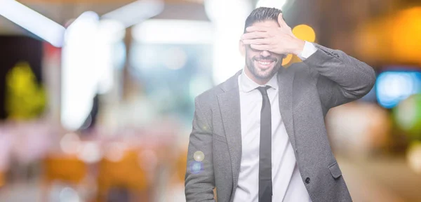 Joven Hombre Negocios Guapo Sobre Fondo Aislado Sonriendo Riendo Con —  Fotos de Stock