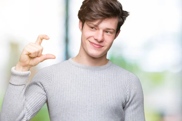 Yakışıklı Genç Gülümseyen Izole Arka Plan Boyutu Işaret Parmaklı Ararken — Stok fotoğraf