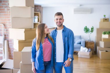 Yeni ev, çok mutlu ve neşeli yeni daire için hareketli aşk genç güzel çift