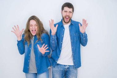 Genç ve güzel bir çift, beyaz soyutlanmış arka planda bir araya gelip başarının çılgınlığını kutlarken kollarını kaldırmış ve gözlerini kapatmış heyecanlı çığlıklar atıyorlar. Kazanan konsept