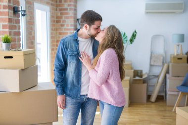 Genç güzel çift mutlu birlikte yeni bir eve hareket görünümlü