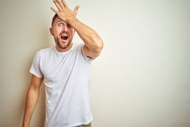 Yakışıklı delikanlı izole arka kafasına hata için el ile sürpriz üzerinde rahat beyaz t-shirt giyen hata hatırlıyorum. Unuttum, kötü bellek kavramı.