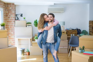 Karton kutular etrafında yeni bir eve hareket kutluyor aşk genç güzel çift