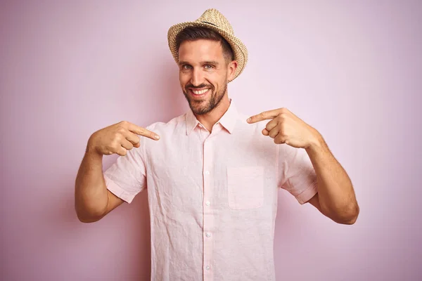 Yakışıklı Adam Pembe Izole Arka Plan Üzerinde Şapka Yazlık Gömlek — Stok fotoğraf