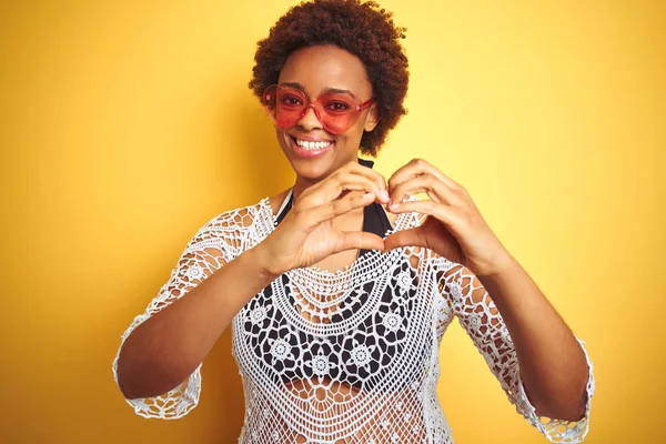 Jonge Afro Amerikaanse Vrouw Met Afrikaans Haar Bikini Hartvormige Zonnebril — Stockfoto