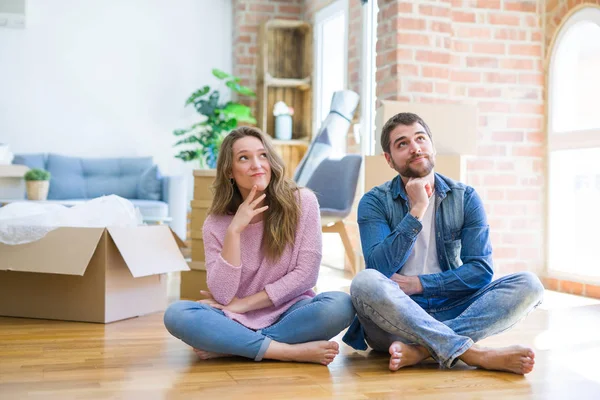 Junges Schönes Paar Das Ein Neues Haus Zieht Auf Dem — Stockfoto