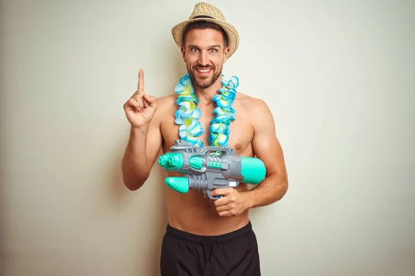 Hombre Guapo Sin Camisa Con Lei Hawaiano Pistola Agua Sobre — Foto de Stock