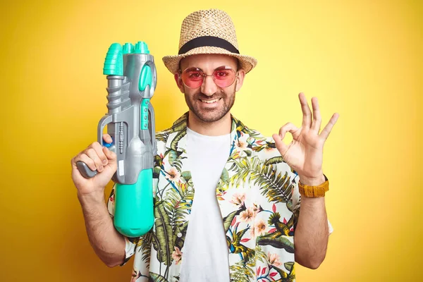 Hombre Joven Con Flores Hawaianas Camisa Sosteniendo Pistola Agua Sobre —  Fotos de Stock