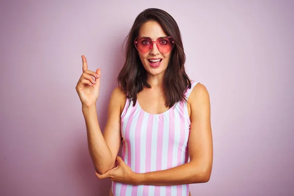 Mooie Vrouw Met Gestreepte Roze Badpak Hartvormige Zonnebril Roze Achtergrond — Stockfoto