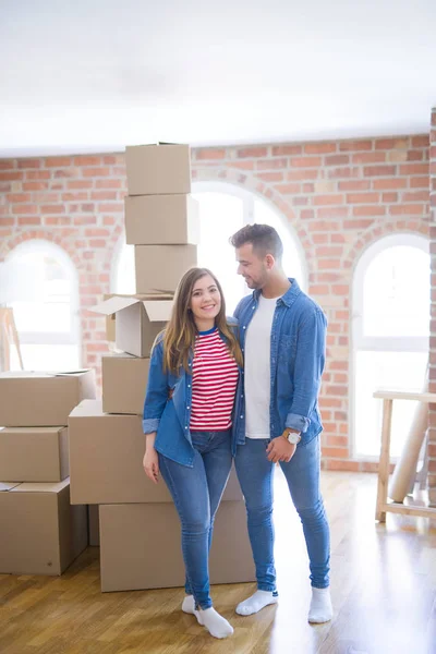 Joven Hermosa Pareja Enamorada Mudarse Nuevo Hogar Muy Feliz Alegre —  Fotos de Stock