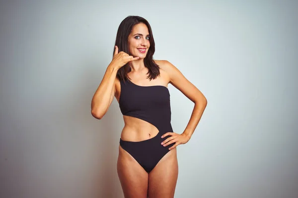 Vacker Kvinna Klädd Bikini Badkläder Över Vit Isolerad Bakgrund Leende — Stockfoto