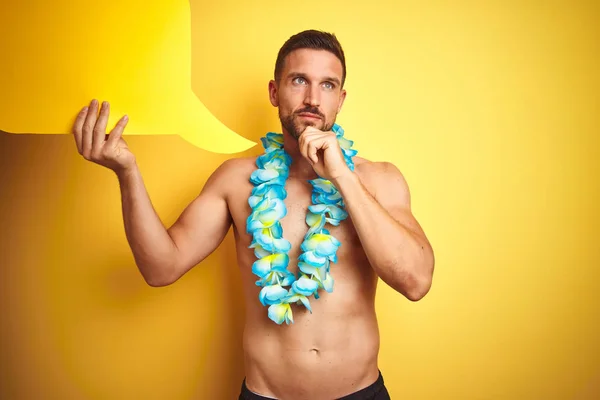 Hombre Guapo Sin Camisa Con Lei Hawaiano Sosteniendo Burbuja Del — Foto de Stock