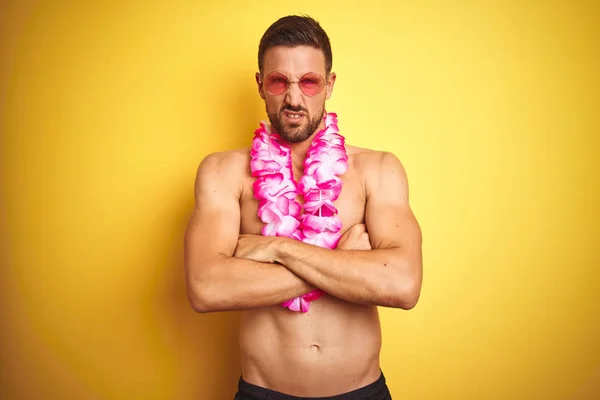 Joven Hombre Guapo Sin Camisa Con Gafas Sol Lei Hawaiano — Foto de Stock