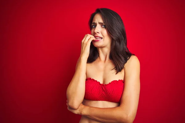 Mulher Bonita Vestindo Biquíni Swimwear Sobre Fundo Isolado Vermelho Olhando — Fotografia de Stock