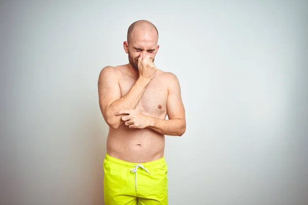 Młody Mężczyzna Bez Koszuli Wakacjach Żółtych Strojach Kąpielowych Odosobnionym Tle — Zdjęcie stockowe