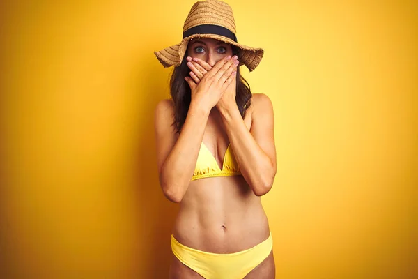 Piękna Kobieta Ubrana Żółte Bikini Letni Kapelusz Nad Białym Żółtym — Zdjęcie stockowe