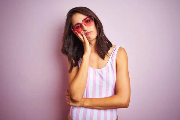 Hermosa Mujer Con Traje Baño Rayas Rosa Gafas Sol Forma — Foto de Stock