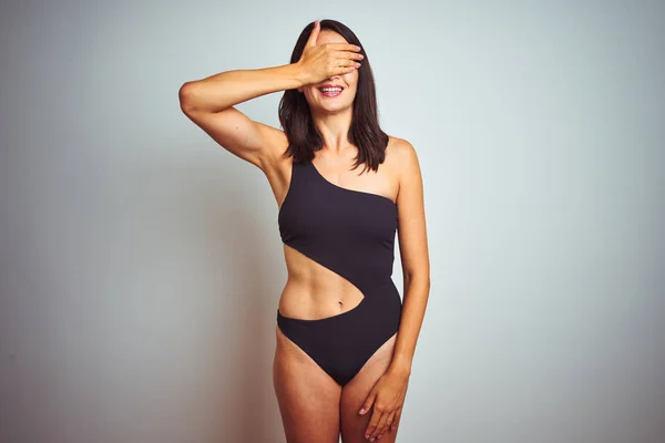 Mulher Bonita Vestindo Biquíni Swimwear Sobre Fundo Isolado Branco Sorrindo — Fotografia de Stock