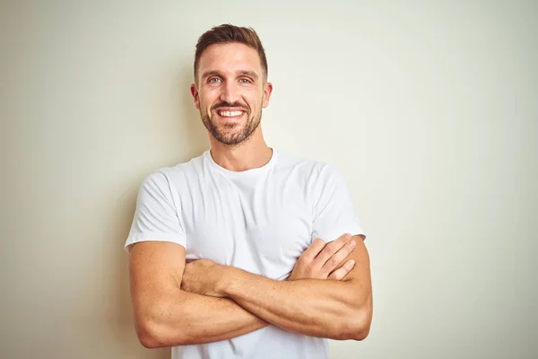 Homem Bonito Jovem Vestindo Shirt Branca Casual Sobre Fundo Isolado — Fotografia de Stock