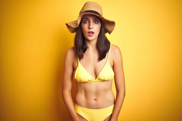 Mulher Bonita Usando Biquíni Amarelo Chapéu Verão Sobre Fundo Amarelo — Fotografia de Stock