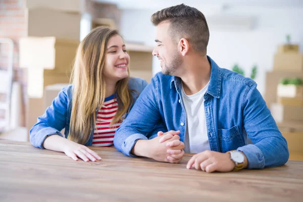 Junges Schönes Paar Das Hause Auf Dem Tisch Sitzt Und — Stockfoto