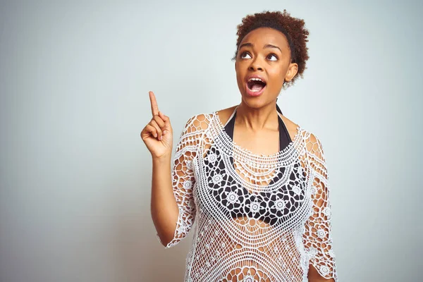 Joven Mujer Afroamericana Con Cabello Afro Usando Bikini Sobre Fondo —  Fotos de Stock