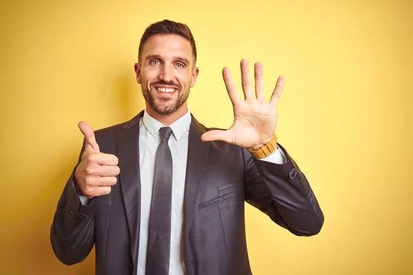 Joven Hombre Negocios Guapo Sobre Fondo Aislado Amarillo Mostrando Apuntando — Foto de Stock