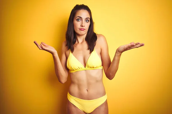 Yaz Aylarında Sarı Bikini Giyen Güzel Kadın Izole Sarı Arka — Stok fotoğraf