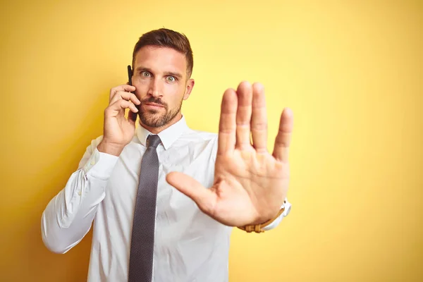 Junger Gutaussehender Geschäftsmann Telefoniert Vor Gelbem Hintergrund Mit Offener Hand — Stockfoto