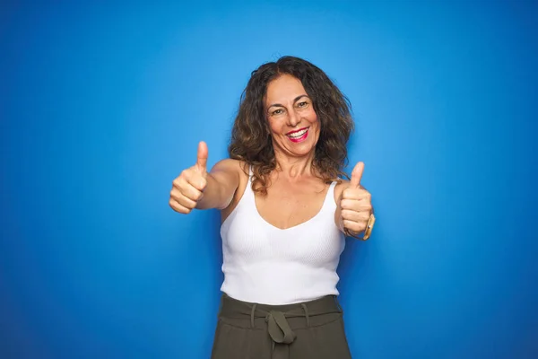 Donna Anziana Mezza Età Con Capelli Ricci Piedi Sfondo Blu — Foto Stock