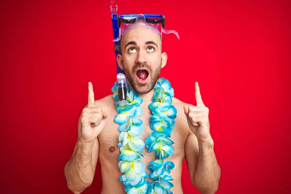 Joven Con Gafas Buceo Flores Lei Hawaianas Sobre Fondo Rojo —  Fotos de Stock