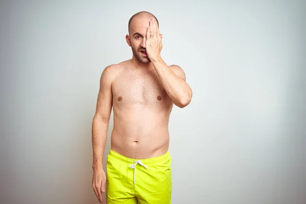 Junger Mann Ohne Hemd Urlaub Gelber Badebekleidung Vor Isoliertem Hintergrund — Stockfoto