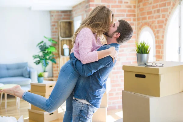 Junges Schönes Verliebtes Paar Feiert Umzug Ein Neues Zuhause Rund — Stockfoto