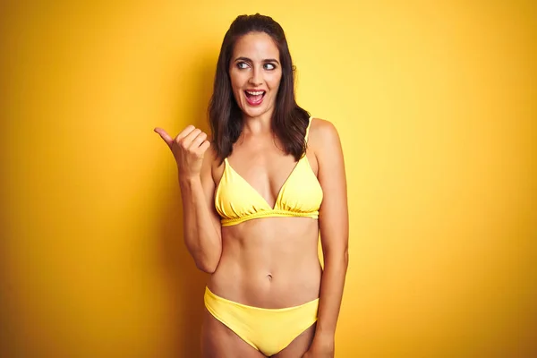 Belle Femme Portant Bikini Jaune Été Sur Fond Jaune Isolé — Photo