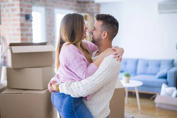 Jong Mooi Paar Knuffelen Liefde Vieren Erg Blij Verhuizen Naar — Stockfoto