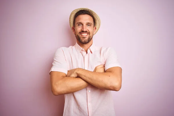 Bonito Homem Vestindo Chapéu Camisa Verão Sobre Rosa Isolado Fundo — Fotografia de Stock