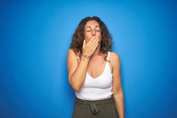 Seniorin Mittleren Alters Mit Lockigem Haar Die Über Blauem Isoliertem — Stockfoto