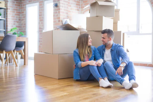 Young Beautiful Couple Love Moving New Home Sitting Floor Very — Stock Photo, Image