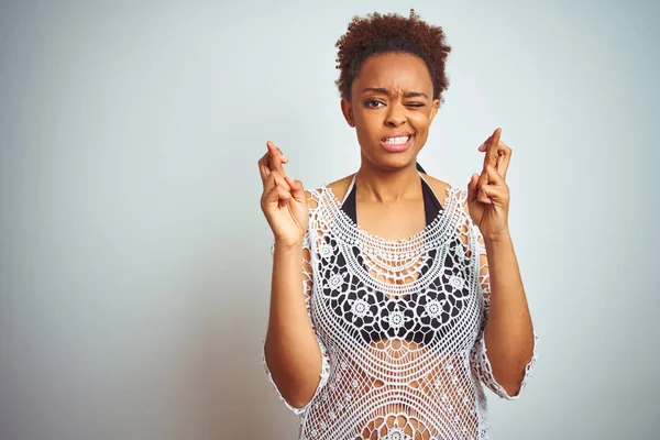 Jovem Afro Americana Com Cabelo Afro Vestindo Biquíni Sobre Fundo — Fotografia de Stock