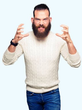 Kış kazak giyen genç hipster adam öfke ile sinirli bağırarak, eller boğmaya çalışıyor, deli bağırıyor