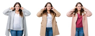 Güzel artı boyutu kadın kolaj yüksek müzik gürültüsü için rahatsız ifade ile parmakları ile kulakları kapsayan izole arka plan üzerinde kış ceket giyiyor. Sağır kavramı.