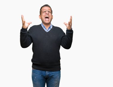 Orta yaş bussines Arap adam gözlüklü üzerinde arka plan deli izole ve deli bağırarak ve agresif ifade ve silah kaldırdı bağırıyor. Hayal kırıklığı kavramı.